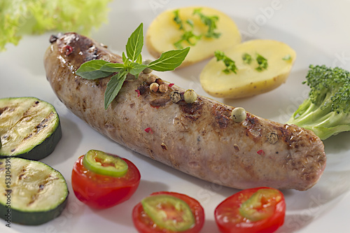 Photo: Saucisse de Toulouse assortie de légumes Saucisse de Toulouse assortie de légumes