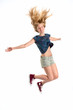blonde Frau springt in die Luft