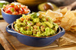 Foto: Homemade Organic Guacamole and Tortilla Chips Homemade Organic Guacamole and Tortilla Chips