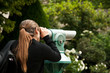 touriste regardant à la longue vue
