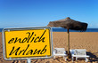 Foto: Strand mit Schild - endlich Urlaub Strand mit Schild - endlich Urlaub