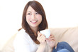 Photo: コーヒーを飲む若い女性 コーヒーを飲む若い女性