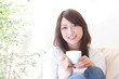 Photo: コーヒーを飲む若い女性 コーヒーを飲む若い女性