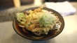 湯気が上がる、出来立ての天ぷらうどん。
