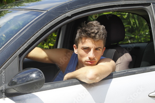 Photo: bel ragazzo affacciato al finestrino dell'auto bel ragazzo affacciato al finestrino dell'auto