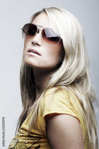 Photo: Stunning female model wearing sunglasses Stunning female model wearing sunglasses