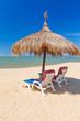 Foto: Tropical beach scenery with parasol and deck chairs in Thailand Tropical beach scenery with parasol and deck chairs in Thailand