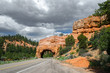 strada e arco di rocce nel Red Canyon in Utah