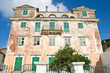 Ruine - alte Hausfront als Kulisse oder Hintergrund