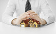 Foto: hands covering cottage hands covering cottage