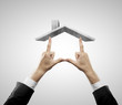 Foto: hands holding roof hands holding roof
