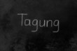 Tagung auf eine Tafel geschrieben