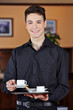 Kellner im Café bringt Kaffee