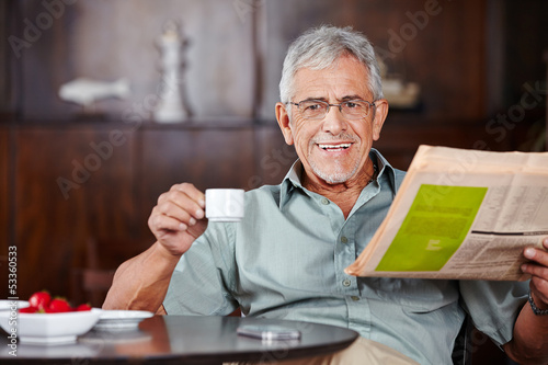 Photo: Senior mit Kaffee und Zeitung im Café Senior mit Kaffee und Zeitung im Café