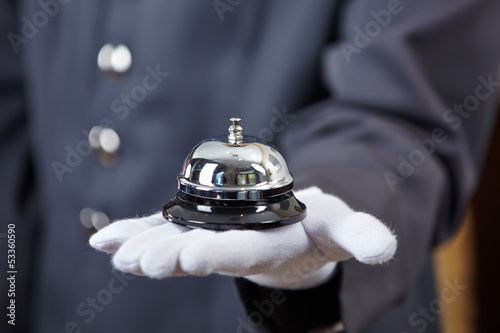 Photo: Hand mit Hotelglocke Hand mit Hotelglocke