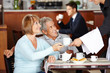 Senioren trinken Kaffee im Café eines Hotels