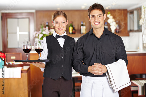 Photo: Kellner und Kellnerin im Restaurant Kellner und Kellnerin im Restaurant