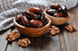 Foto: Dates fruit in a wooden bowl Dates fruit in a wooden bowl