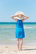 Photo: frau mit strohhut schaut auf das meer frau mit strohhut schaut auf das meer