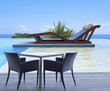 terrasse et piscine à débordement