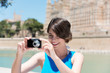lächelnde frau fotografiert im urlaub