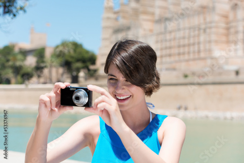 Photo: lächelnde frau fotografiert im urlaub lächelnde frau fotografiert im urlaub