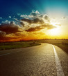 Foto: perfect sunset over asphalt road perfect sunset over asphalt road