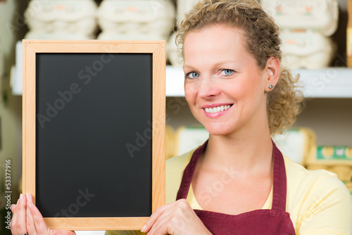 Photo: eier verkäuferin mit tafel eier verkäuferin mit tafel