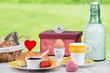 Foto: frühstück mit herz und geschenk frühstück mit herz und geschenk