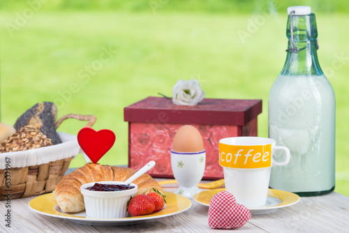 Photo: frühstück mit herz und geschenk frühstück mit herz und geschenk