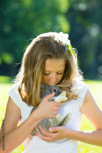 Photo: mädchen mit haustier kaninchen mädchen mit haustier kaninchen