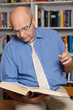 Lehrer zitiert aus Buch