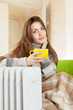 Foto: woman near warm radiator woman near warm radiator