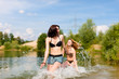 Photo: Zwei glückliche Frauen haben Spaß am See Zwei glückliche Frauen haben Spaß am See