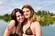 Photo: Zwei glückliche Frauen haben Spaß am See Zwei glückliche Frauen haben Spaß am See