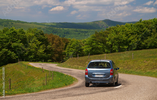 Photo: VOITURE SUR UNE ROUTE DE MONTAGNE VOITURE SUR UNE ROUTE DE MONTAGNE