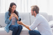 Foto: Handsome man doing a marriage proposal Handsome man doing a marriage proposal