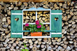 Fenster am Holzstapel