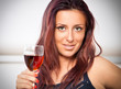 Foto: Young happy smiling cheerful beautiful woman with glass of red w Young happy smiling cheerful beautiful woman with glass of red w