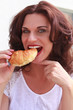 Photo: Lecker croissant mit einer hübschen Frau beim essen Lecker croissant mit einer hübschen Frau beim essen