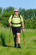 übergewichter mann beim walking