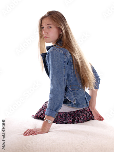 Photo: Sitzendes, junges Mädchen mit Blick über die Schulter Sitzendes, junges Mädchen mit Blick über die Schulter