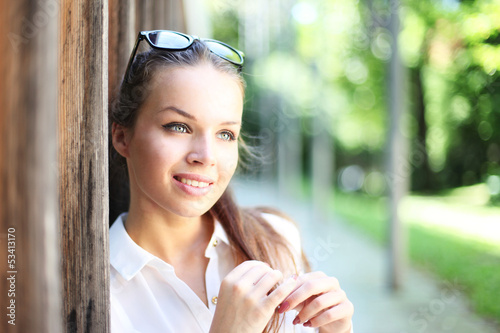 Photo: junge Frau genießt Sommer junge Frau genießt Sommer