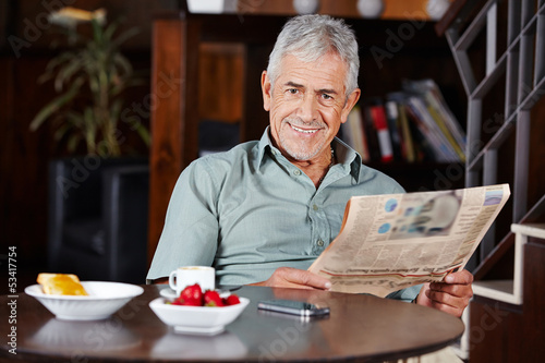 Photo: Senior beim Frühstück mit Zeitung Senior beim Frühstück mit Zeitung