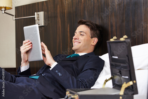 Photo: Manager mit Tablet PC im Hotel Manager mit Tablet PC im Hotel