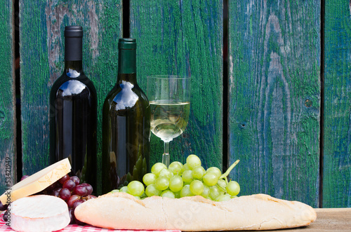 Photo: picknick mit rot und weißwein picknick mit rot und weißwein