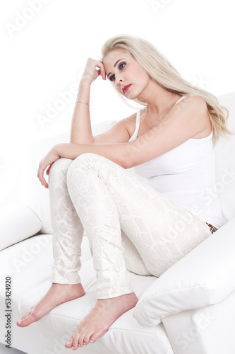 Photo: Nachdenkliche oder traurige junge blonde Frau in Weiß Nachdenkliche oder traurige junge blonde Frau in Weiß