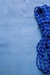 Hintergrund blau mit Strick oder Tauwerk maritim