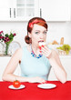 Foto: Beautiful woman eating cake Beautiful woman eating cake