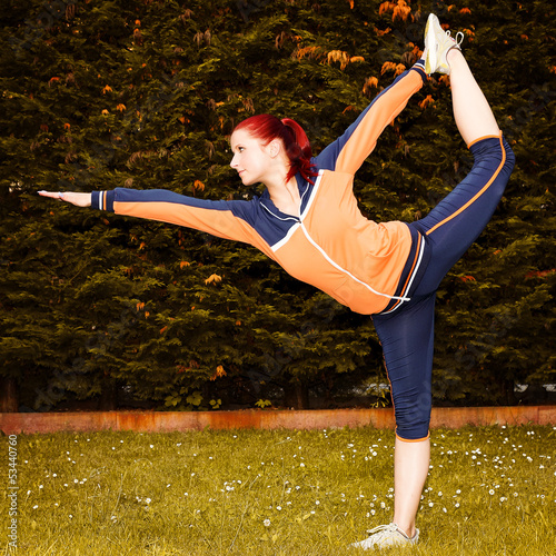 Photo: rothaarige Frau beim Yoga rothaarige Frau beim Yoga